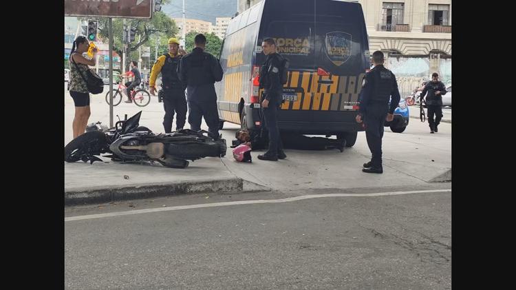 Táxi e moto se envolvem em acidente na Avenida Francisco Bicalho; motociclista fica ferido