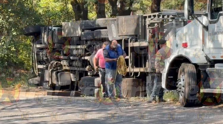 Carga mal asegurada provoca volcadura de un camión pesado en las curvas de Huitzilac