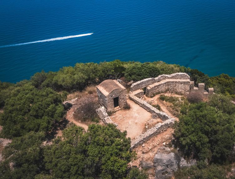 La Rocca vista dall’alto, con il blu del mare a fare da sfondo. 💙 #VisitCefalù