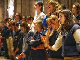 Leone XIV in Francia: 80mila giovani allo Stade de France. Musica, spettacolo, preghiera e l’invito a “sognare in grande”