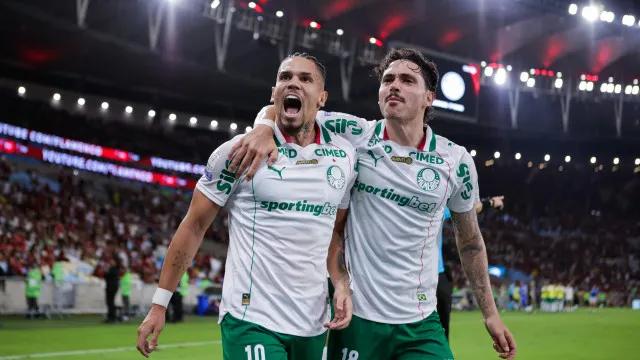 Palmeiras aproveita expulsão, bate Flamengo e abre 7 pontos no Brasileirão