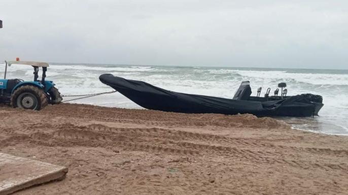 زورق مطاطي لفظته مياه بحر سيدي رحال الشاطىء يستنفر مصالح الدرك الملكي