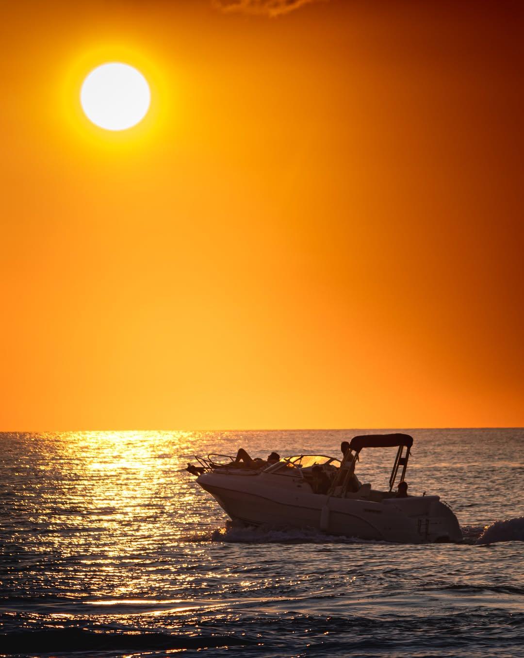 Il tramonto sul mare, uno dei momenti più belli a Cefalù.🧡 #visitcefalu