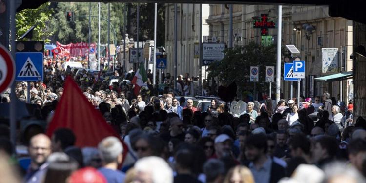 Corteo del 25 aprile a Roma, spari contro due iscritti Anpi: feriti marito e moglie. Tensione a Milano