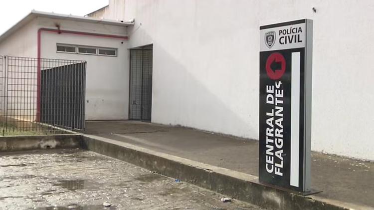 Dois homens em um carro de luxo são presos com armas, em João Pessoa