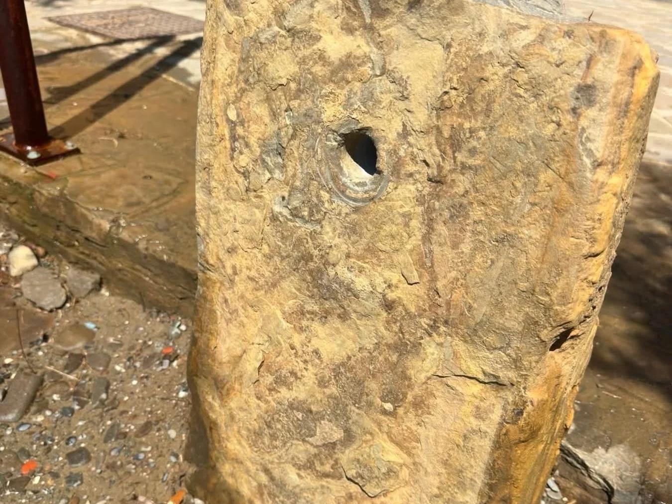 Atto vandalico nella notte a Pioppi: danneggiata la fontana pubblica