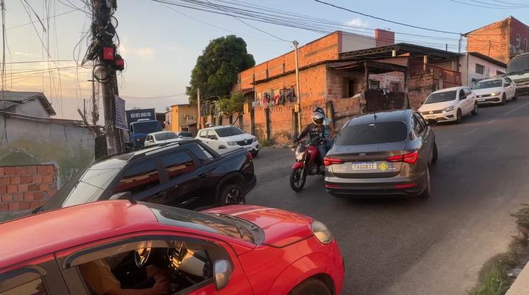 Motos caem, carros batem e ônibus não sobem: o mistério da ladeira que viralizou em Manaus; VÍDEO