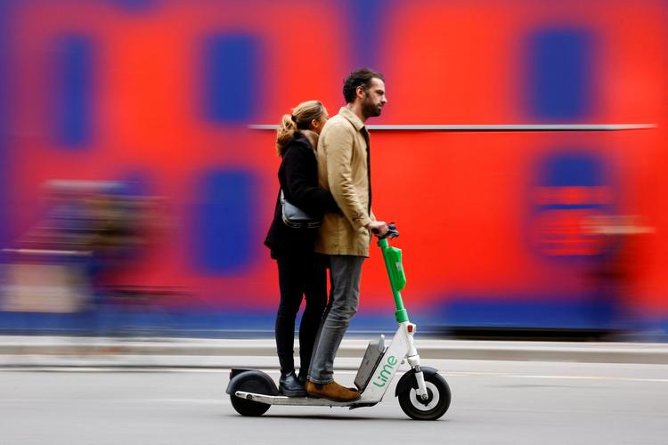 Prefeitura quer saber opinião da população sobre regras para patinetes e bicicletas elétricas em SP; veja como participar