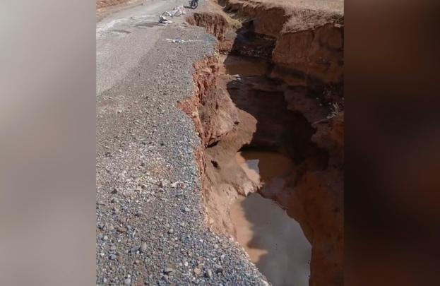 بعد سنوات من التدهور.. الأمطار تعيد وضعية طريق حيوي بقلعة السراغنة إلى الواجهة