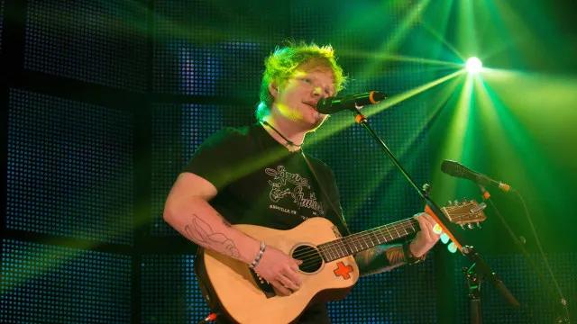 Ed Sheeran faz show surpresa para seleção inglesa após vitória na Copa do Mundo