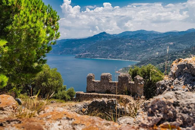 Dalla Rocca lo sguardo si apre, lasciando spazio al paesaggio ✨🌿 #visitcefalu