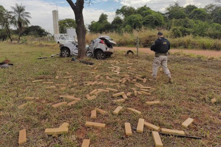 Motorista bate carro em árvore durante fuga da PRF e drogas se espalham em rodovia de MS