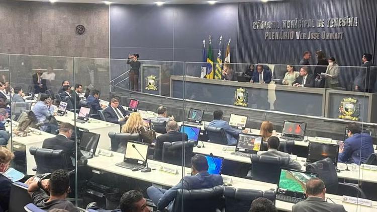 Comissão aprova projeto de reajuste para servidores municipais de Teresina, mas técnicos apontam inconstitucionalidade; entenda