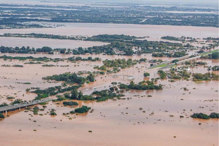 Rio Grande do Sul submerso na enchente de 2024: excesso de chuvas nas áreas agropecuárias provoca perdas nas lavouras e erosão dos solos agrícolas, o que é agravado pela redução da vegetação nativa (Foto: Ricardo Stuckert / Agência Brasil - 05/05/2024)