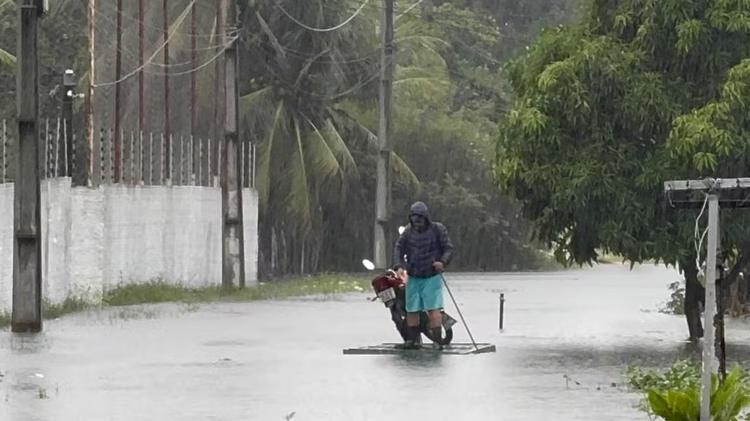 Ruas e avenidas ficam alagadas em Natal após chuvas; confira pontos intransitáveis