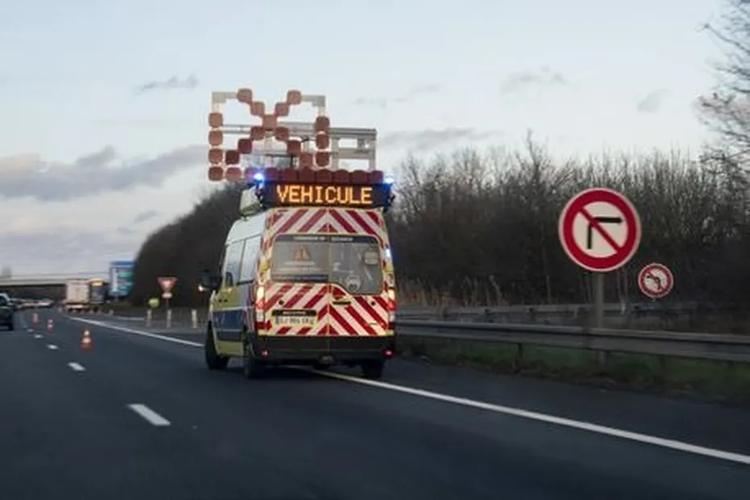 Plus de 10 km de bouchons sur l'autoroute A25, coupée suite à un accident entre deux camions