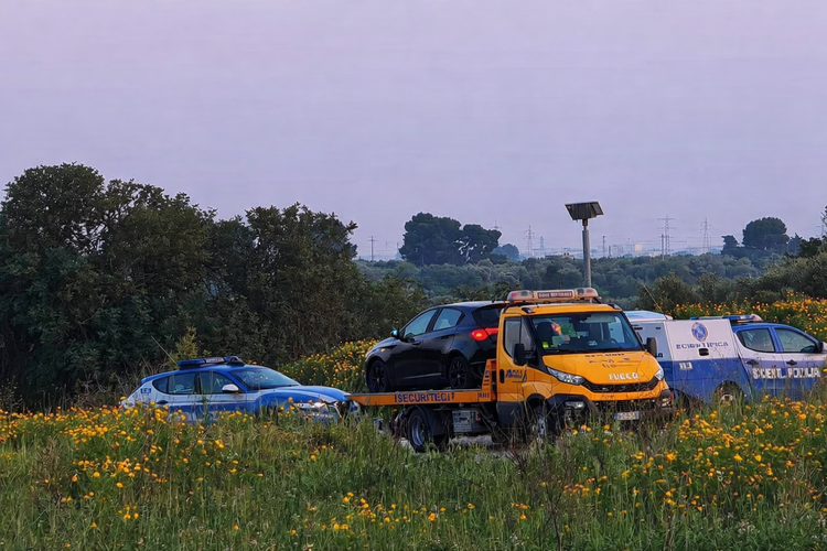 Bari, rubano auto e vengono inseguiti dalle Volanti: caccia a due uomini