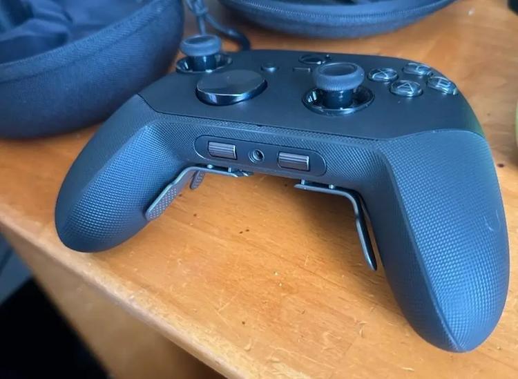 1367f7ea xbox elite 3 la manette premium de microsoft en fuite avec ecran et molettes integres