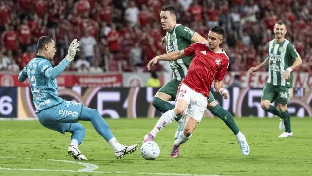 Sob enorme pressão, Internacional visita a Chapecoense em duelo direto no Z-4 do Brasileirão