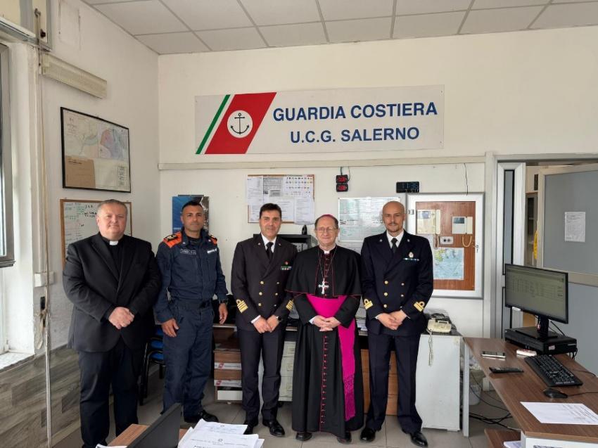 Mons. Alfonso Raimo in visita alla Capitaneria di Porto di Salerno: un incontro tra istituzioni e spiritualità