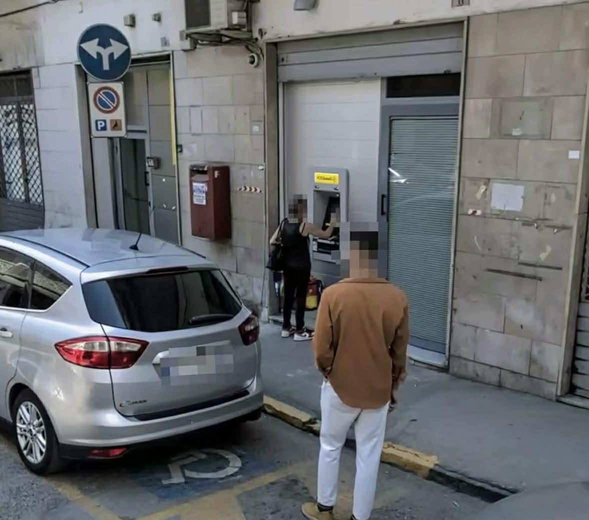 Afragola, banda del buco sbuca dal pavimento delle Poste: rapinatori messi in fuga da dipendente