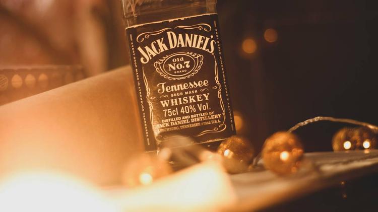 Jack Daniel's, offerta da 15 miliardi. Si infiamma il risiko del whiskey