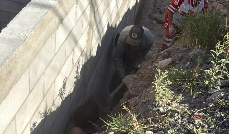 Auxilian a hombre durante labores de limpieza en canal de Los Nogales