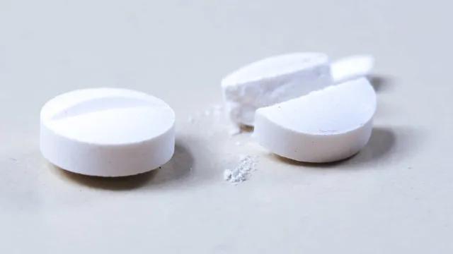Pode cortar comprimido ao meio? Veja quando a prática pode trazer riscos