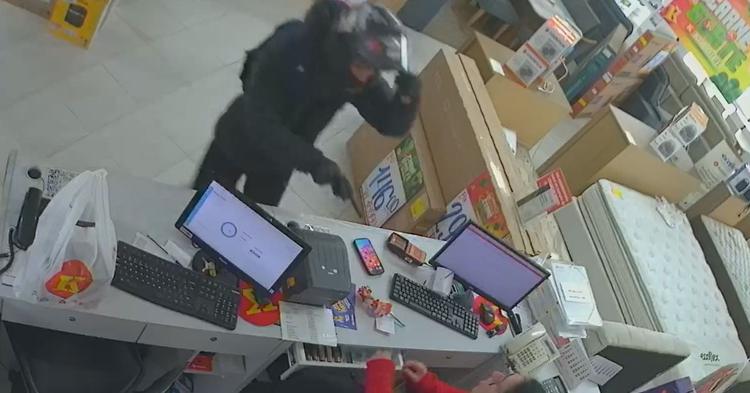 Dupla armada rende funcionários e assalta loja no Centro de Camboriú; veja imagens da ação criminosa