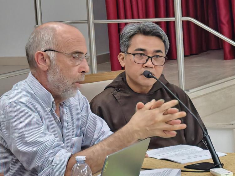 Ministro Provincial de Pontianak (à direita, na foto) faz uma comunicação ao Capítulo