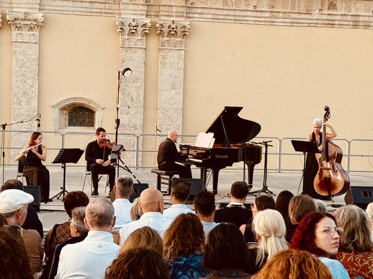 Domenica 2 agosto la IV edizione del “Concerto all’alba” al Castello di Milazzo. Sul palco Anita Vitale e la HJO Jazz Orchestra
