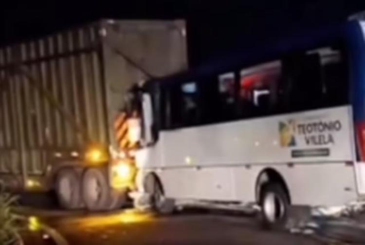 Motorista de ônibus que levava universitários morre após colidir contra caminhão em Alagoas