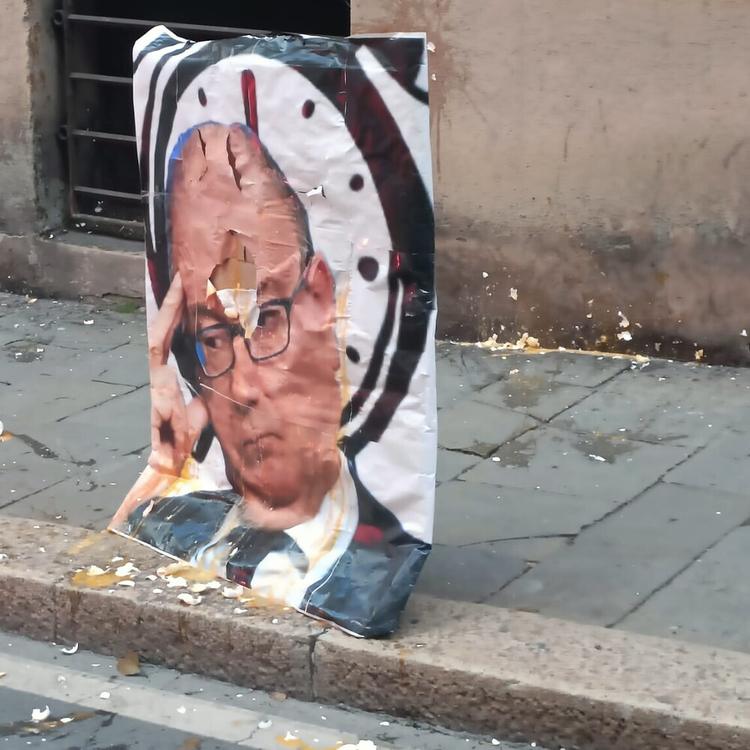 A Genova, studenti in sciopero contro il governo. Uova contro una foto di Valditara