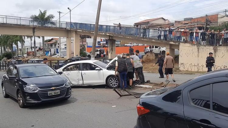 Carro com cinco pessoas bate, derruba poste e interdita trecho da Avenida Paula Souza em Campinas