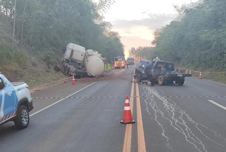 Duas pessoas morrem e criança fica ferida após batida entre caminhonete e carreta na BR-158, em Paranaíba
