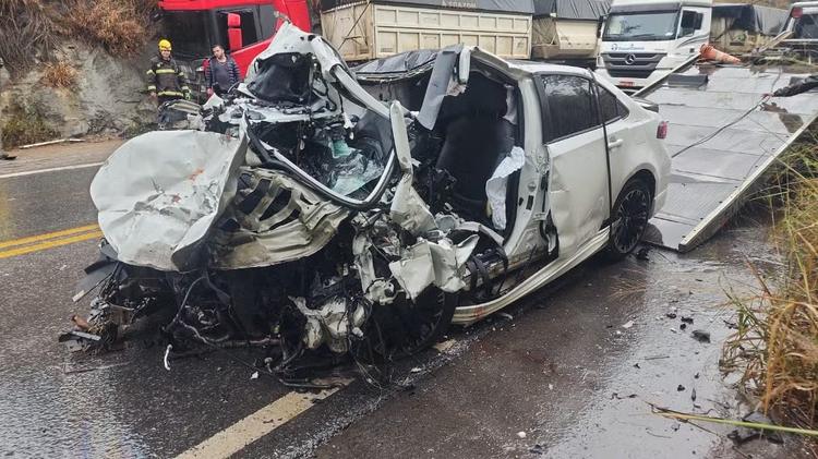 Motorista e passageiro morrem em batida entre carro e carreta na BR-354, em Formiga