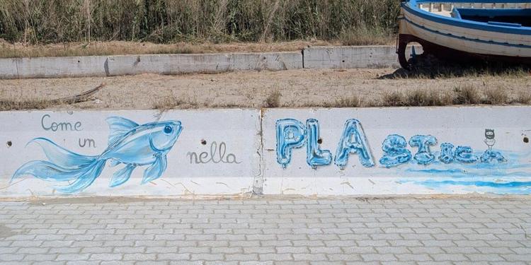 Più di un murale, un diario di viaggio: così la Sicilia prende forma in "Come un pesce nella plastica"