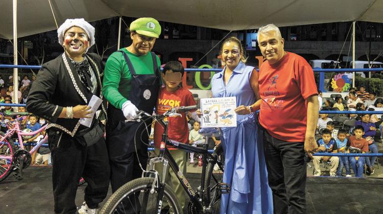 Lucha libre, juguetes y sorpresas en el festejo del Día de la Niñez en Totolapan