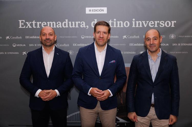 Jesús Espinosa de la Cámara, de Comercio de Cáceres; Roberto Ledesma, de Ibercaja; y Víctor Gragera, de la Cámara de Comercio de Cáceres.