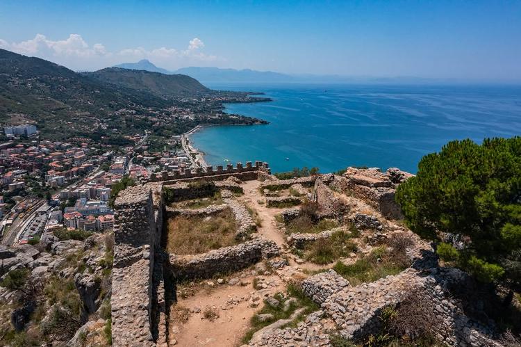 Dalla Rocca, Cefalù si apre in tutta la sua bellezza: il borgo, il mare e un panorama che ripaga ogni passo! #visitcefal...