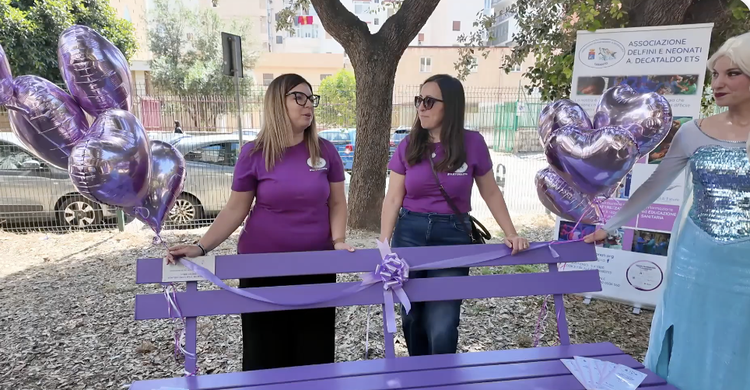 Taranto, inaugurata la panchina lilla per l’allattamento