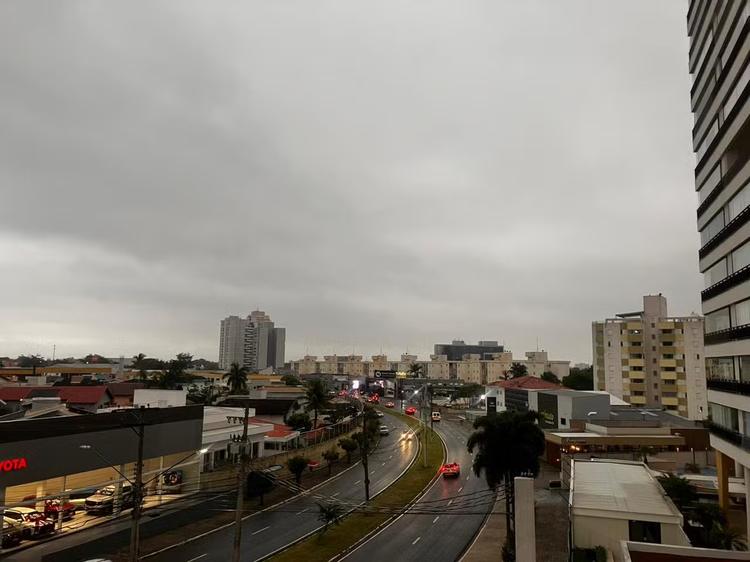 Chuva e trovoadas marcam início da semana no Vale; Inmet alerta para risco de tempestades na terça-feira