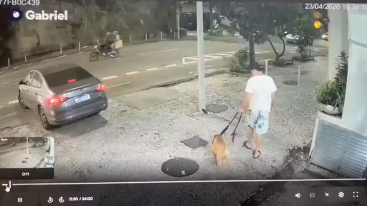 Polícia Civil do Rio indicia homem por suspeita de afogar cachorro no mar em Copacabana