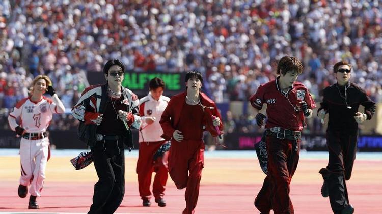 V, de BTS, revela un grave problema de audición en medio de su gira mundial