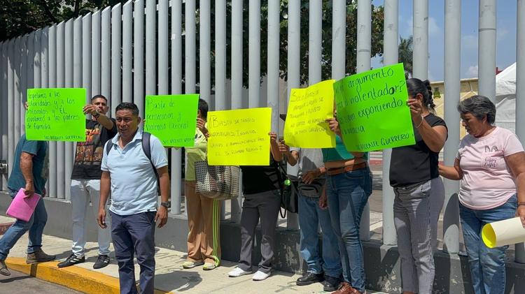 ¡Estalló la crisis en Xoxocotla! Maestros exigen al Congreso sacar a director de secundaria