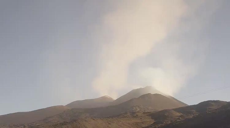 Etna, riprende l’attività stromboliana dalla Voragine: allerta arancione