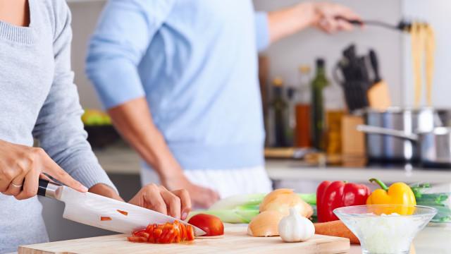 O truque simples (e econômico) que elimina o cheiro a comida da cozinha