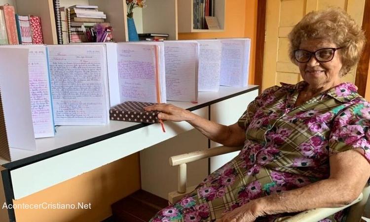 Mujer de 80 años termina de transcribir la Biblia a mano y celebra: "Fue una alegría"