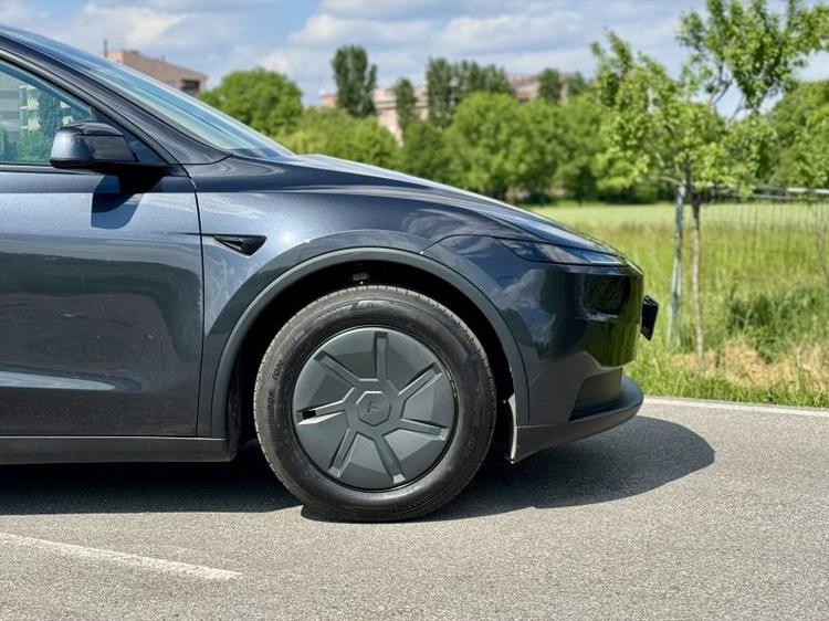 Tesla Model Y Standard: guarda tutte le foto 3