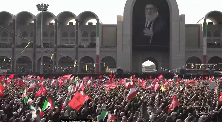Milhares acompanham primeiro dia do funeral público de Ali Khamenei em Teerã